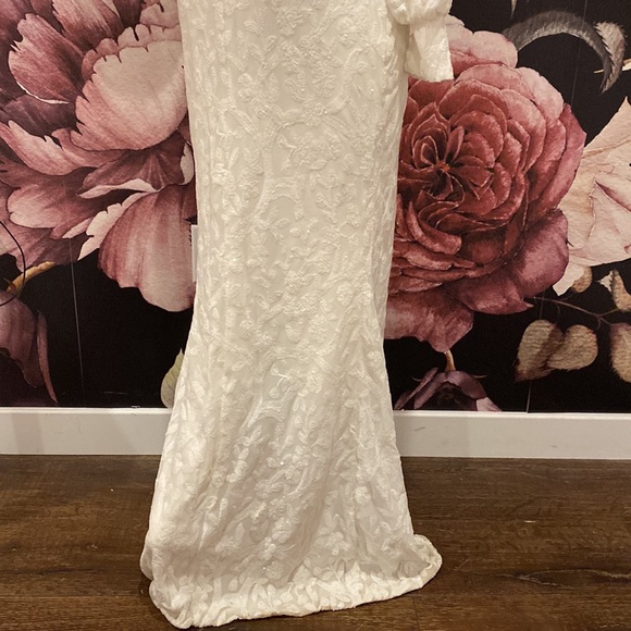 Beautiful White Dress with Slit ( will need a dry clean ) - Picture 8 of 16